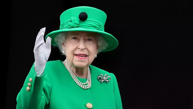 Queen Elizabeth shows off her short hair and royal fans go wild.