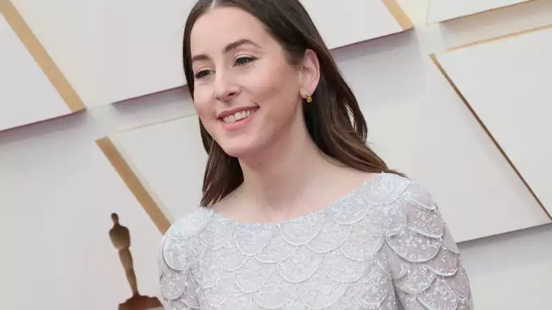 Copy Alana Heim's 70's style wavy hair at the 2022 Academy Awards!