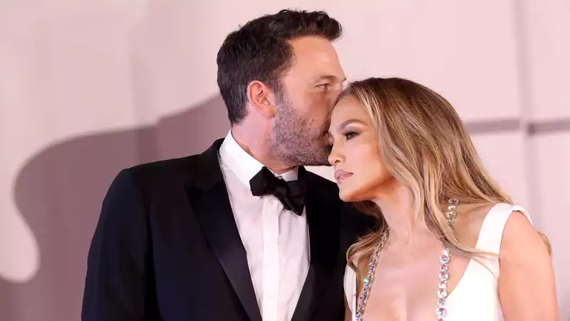 Ben Affleck jumps in to protect Jennifer Lopez from pushy fans.