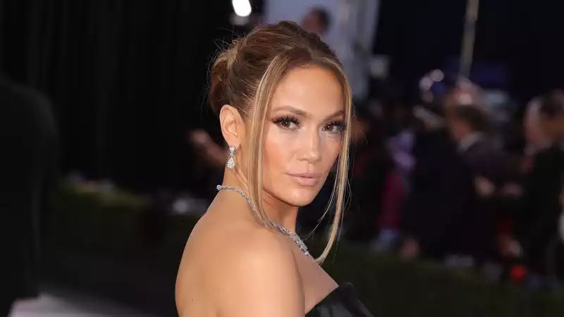 Jennifer Lopez wears a cute and comfortable sweatshirt with an important message