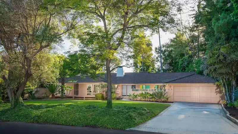 Iconic "Golden Girls" home comes up for sale for the first time