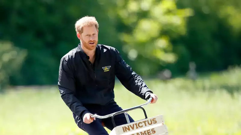 Prince Harry spotted biking alone to Malibu Beach