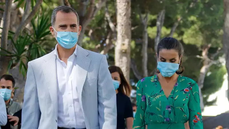 Queen Laetitia wears green floral dress by Maje for her visit to Palma de Mallorca