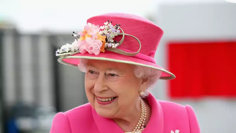 Queen participates in first "public zoom" and speaks with caregivers from across the U.K.