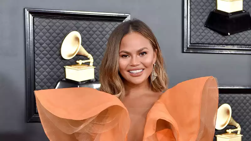 Chrissy Teigen calls out her "rich" friends on Instagram for getting freebies.