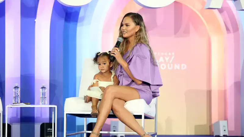 Luna Stevens amusingly interrupts her mother Chrissy Teigen's Pilates session.