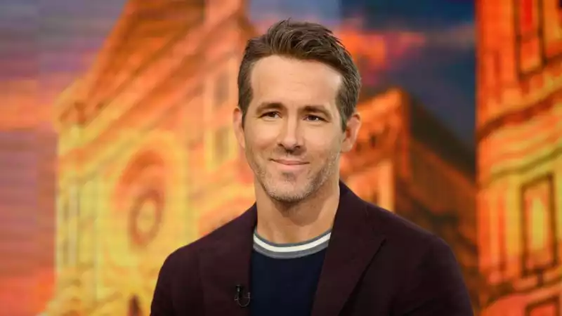 Ryan Reynolds hilariously self-deprecating about "Green Lantern" on Twitter.