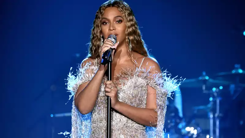 Watch Beyonce's gorgeous surprise performance of "When You Wish Upon a Star"