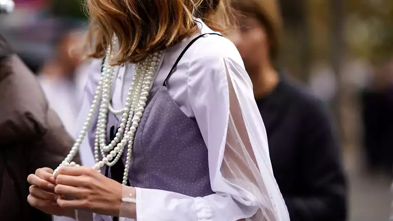 French Girl's guide to layering jewelry.