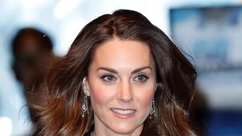 Kate Middleton borrows Queen's diamond earrings for theater date with Prince William