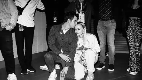 Sophie Turner and Joe Jonas Share Romantic Moment on Jonas Brothers Tour