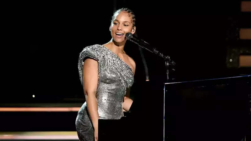 Alicia Keys kicks off the Grammy Awards with a version of "Someone You Loved"