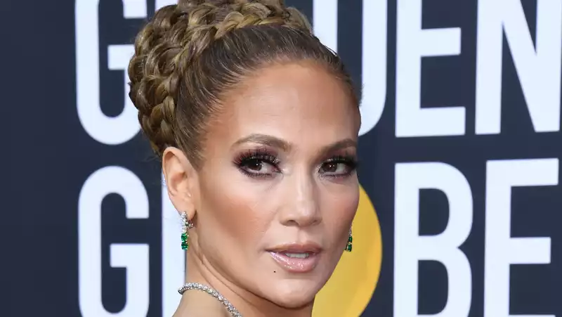 Jennifer Lopez shows off her "Made in Manhattan"-style hair at the Golden Globe Awards.