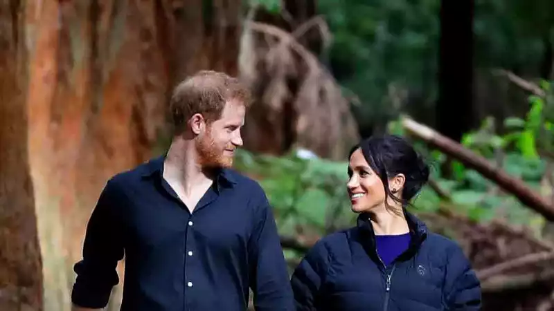 Meghan Markle helps distressed couple take selfie on hike