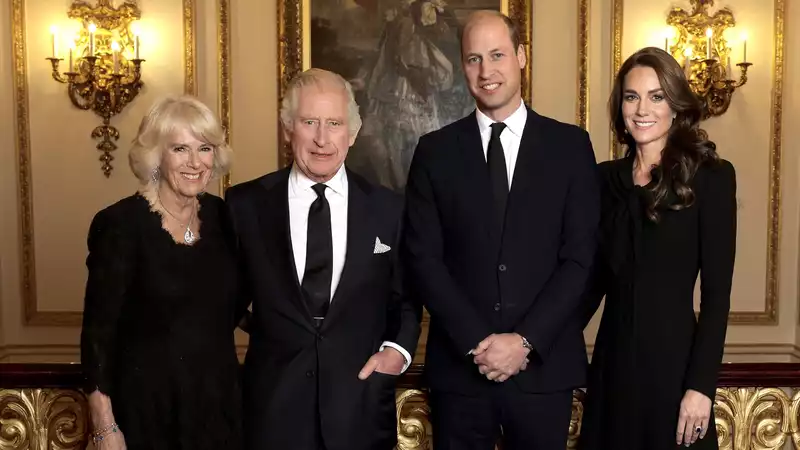 Buckingham Palace unveils first joint portrait of King Charles III and Queen Camilla alongside the new Crown Prince and Princess.