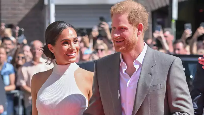 Prince Harry and Meghan Markle's Website Update Can Do Without the Royal Family, Experts Say