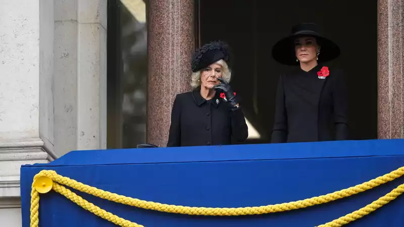 Queen Camilla and Catherine leave poetic blank on balcony to honor Queen Elizabeth on Remembrance Sunday