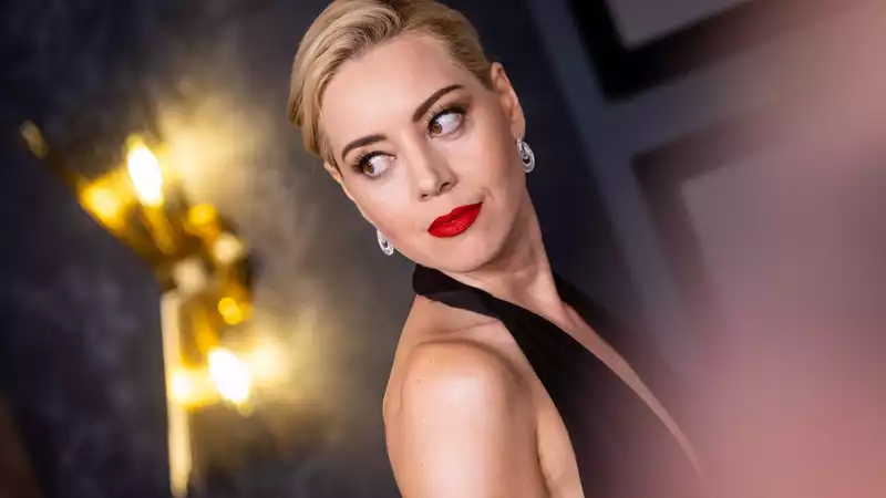 Aubrey Plaza, a great Marilyn Monroe-like hairdo.