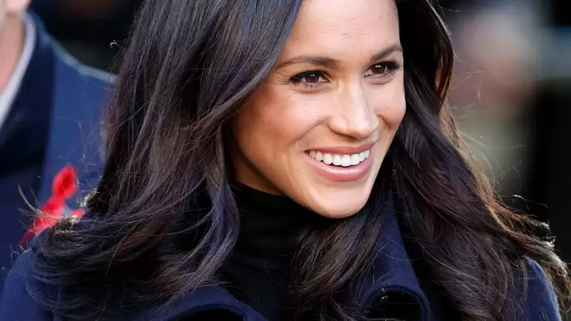 Prince Harry told a naïve Meghan Markle in the early days of their relationship to "stop smiling at the paparazzi."