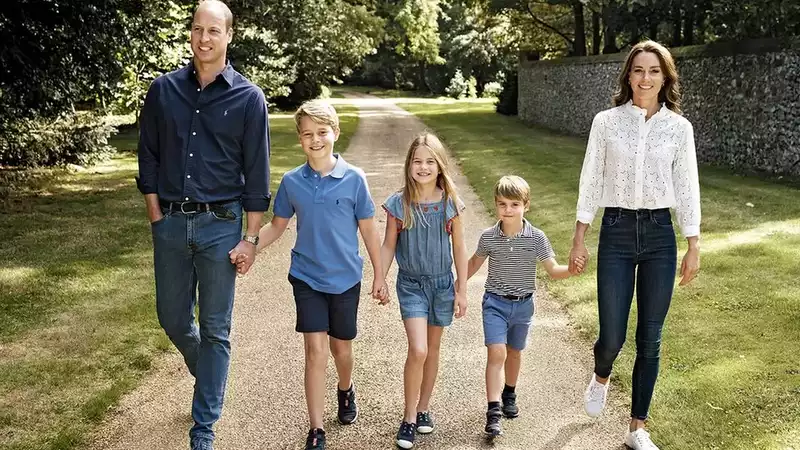 Prince William and Princess Kate's Christmas Cards "Completely Contradict" Meghan Markle's Claims of Formality and Lack of Affection, Royal Expert Says