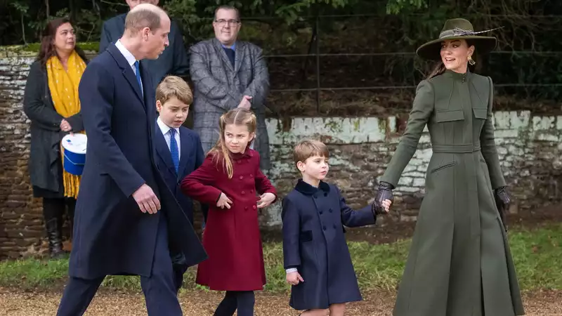 Prince William, Kate Middleton and children spotted at theme park.