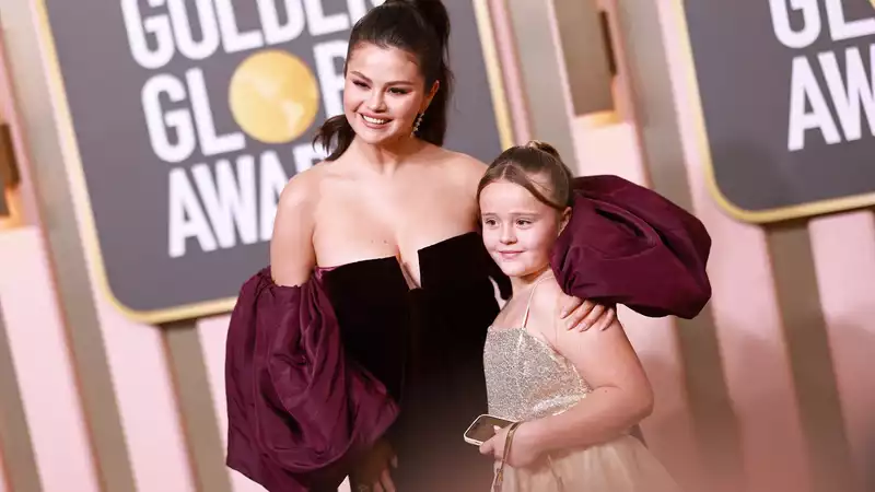 Selena Gomez and her sister Gracie had an adorable bonding moment on the Golden Globes red carpet