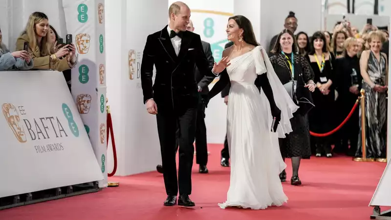 Princess Catherine's cheeky butt-pat last night was a 'sexy reprimand,' body language expert says