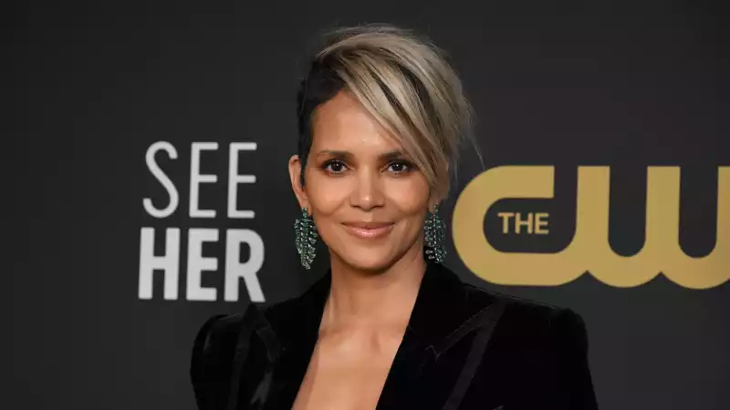 Halle Berry posts a beautiful naked photo.