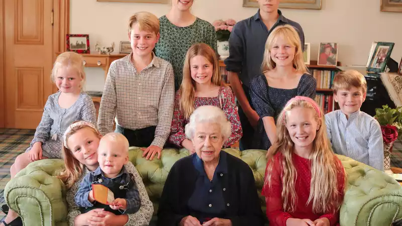 In honor of the Queen, a new photo of her with her nine grandchildren and great-grandchildren was released