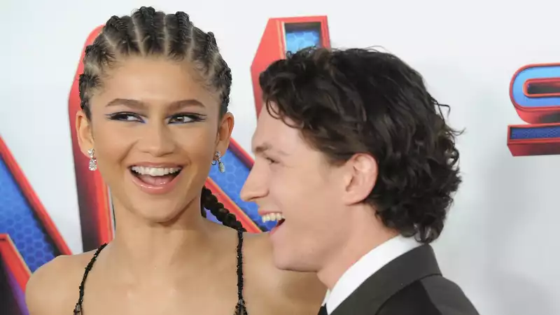 Zendaya falls in love with Tom Holland through a broken door