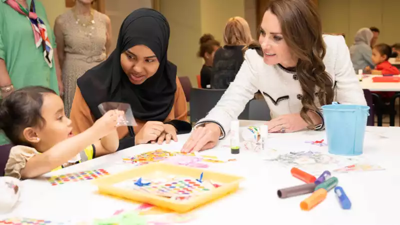 Princess Kate adorably helps a little girl with her arts and crafts at her latest royal engagement.