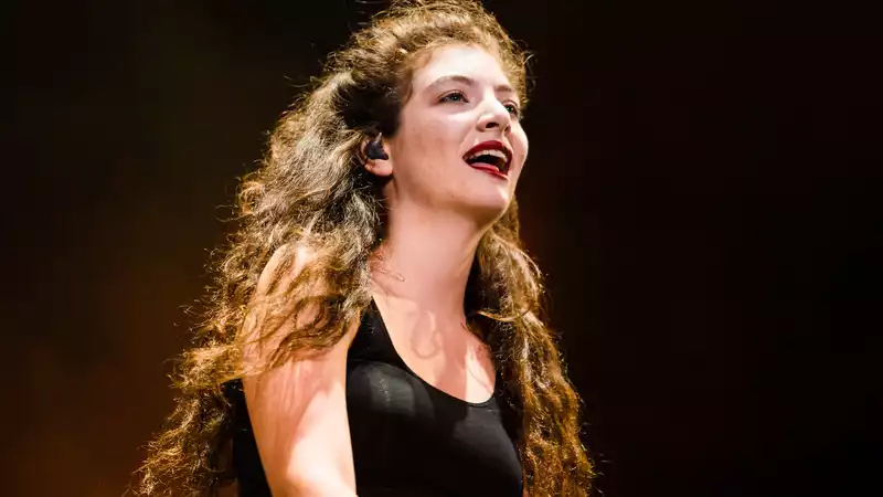 Lorde Resurrects Sweet Text from 6-Year-Old Friend Taylor Swift