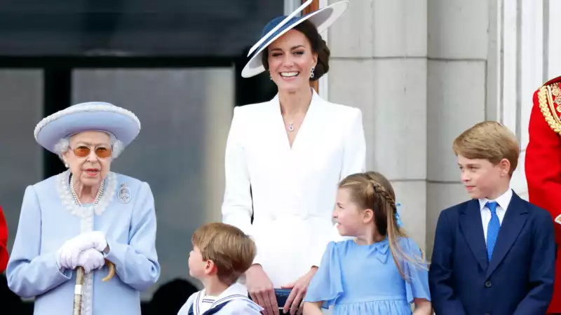 Princess Kate likely to wear either green or blue at this weekend's "Trooping the Colour," experts claim