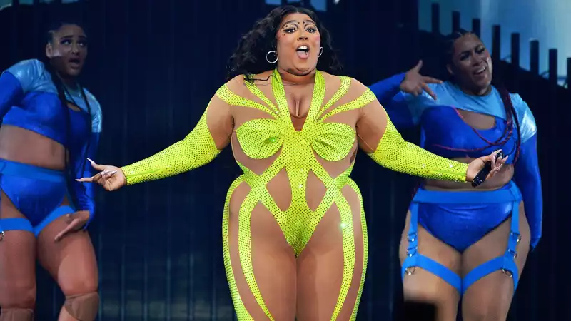 Lizzo Responds to Fat People's Defamatory Comments in the Most Badass Way Possible - pun intended!