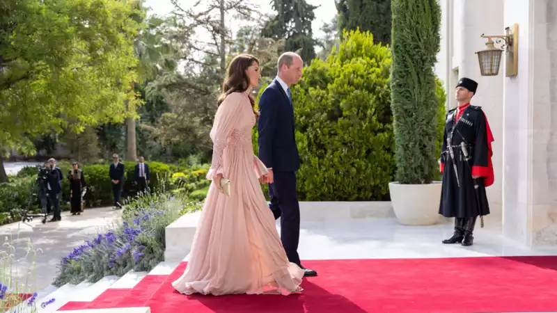 Why did Princess Kate wear Elie Saab's pink gown at the Jordanian royal wedding?