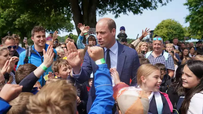 Prince William responds perfectly to a boy who doesn't know who he is.