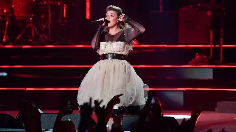 Kelly Clarkson handles a proposal from a female fan in a hilarious NSFW way.