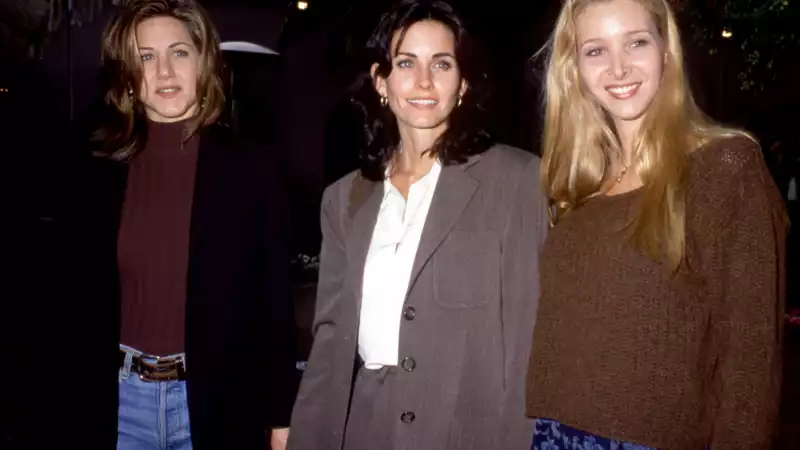 Jennifer Aniston and Courteney Cox wish Lisa Kudrow a happy 60th birthday.