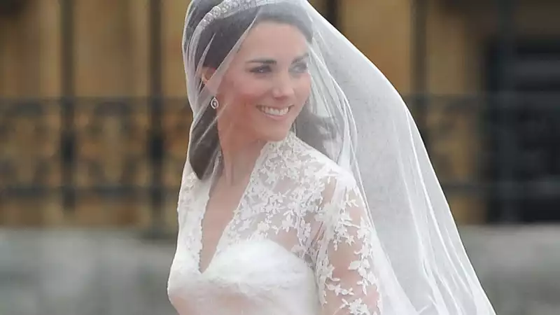 Kate Middleton breaks 350-year royal wedding tradition on her wedding day.