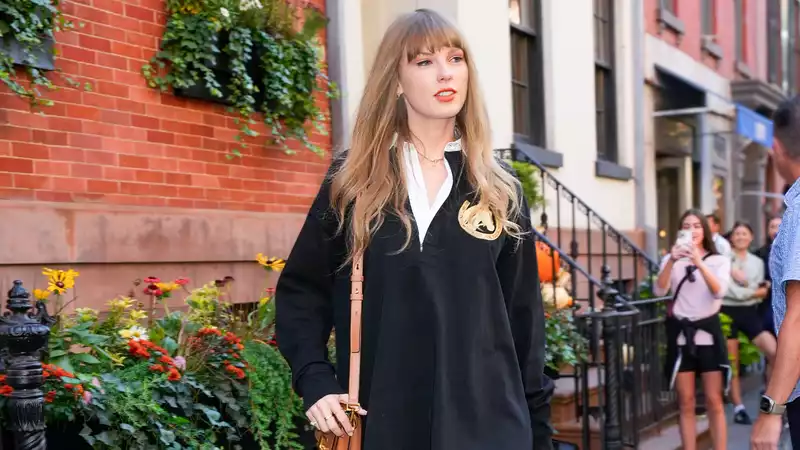 Taylor Swift nails the no-pants trend with oversized polo shirt