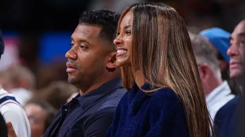 Russell Wilson rents out Waffle House for Ciara's birthday