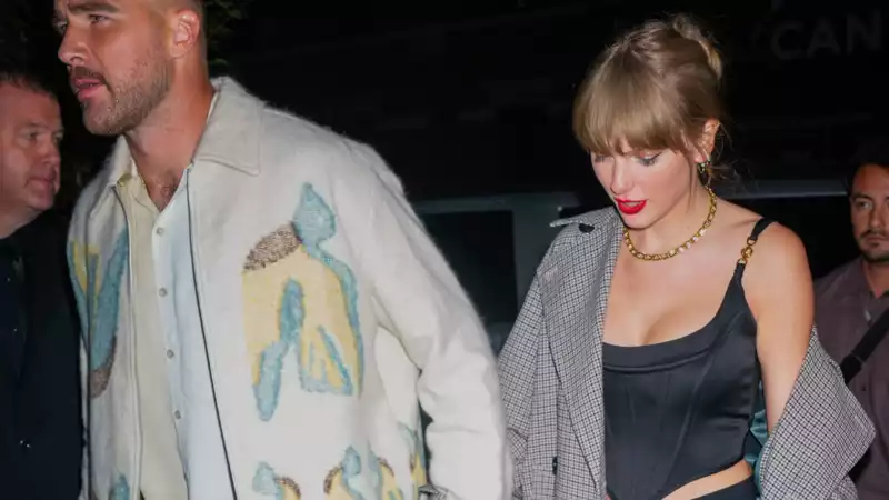 Travis Kells will "do anything and everyone right" for Taylor Swift, expert claims.