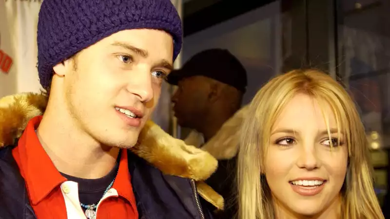 Justin Timberl breaks up with Britney Spears over a two letter text during a Spears music video shoot.