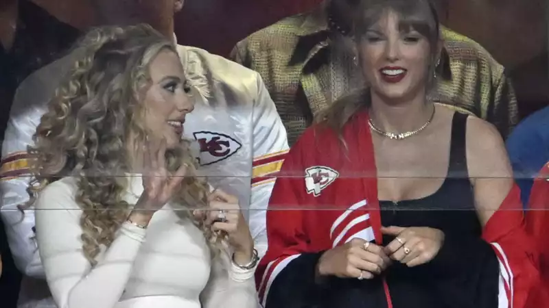 Erin Andrews "started freaking out" when she saw Taylor Swift in a Chiefs jacket at the Travis Kelce game.