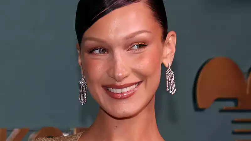 Bella Hadid screams self-love in no-makeup selfie