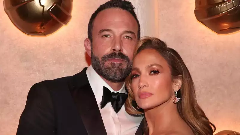 Jennifer Lopez is a little fed up with the topic of her husband Ben Affleck's grumpy look at the awards ceremony.