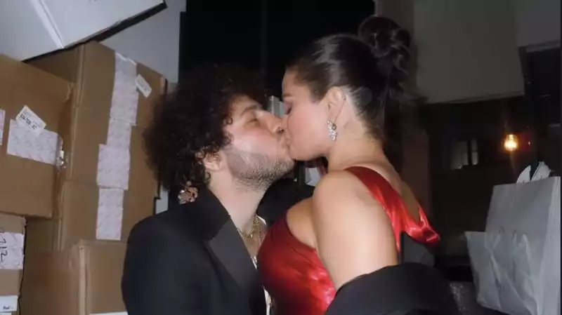 Selena Gomez and Benny Blanco secretly make out in the supply closet during the Golden Globes ceremony?