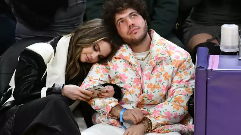 Selena Gomez and Benny Blanco make their PDA-filled courtside debut as a couple.