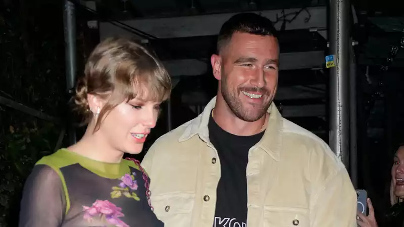 Taylor Swift and Travis Kells' NYE Midnight Kiss Causes Internet Uproar