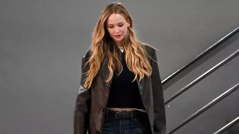 Jennifer Lawrence pays tribute to the classic style of the '90s with Bottega Veneta head-to-toe